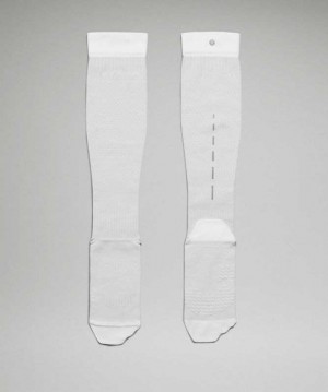 Lululemon MicroPillow Compression Knee-High Running Anti-Stink Erkek Çorap Beyaz | LWKION-583